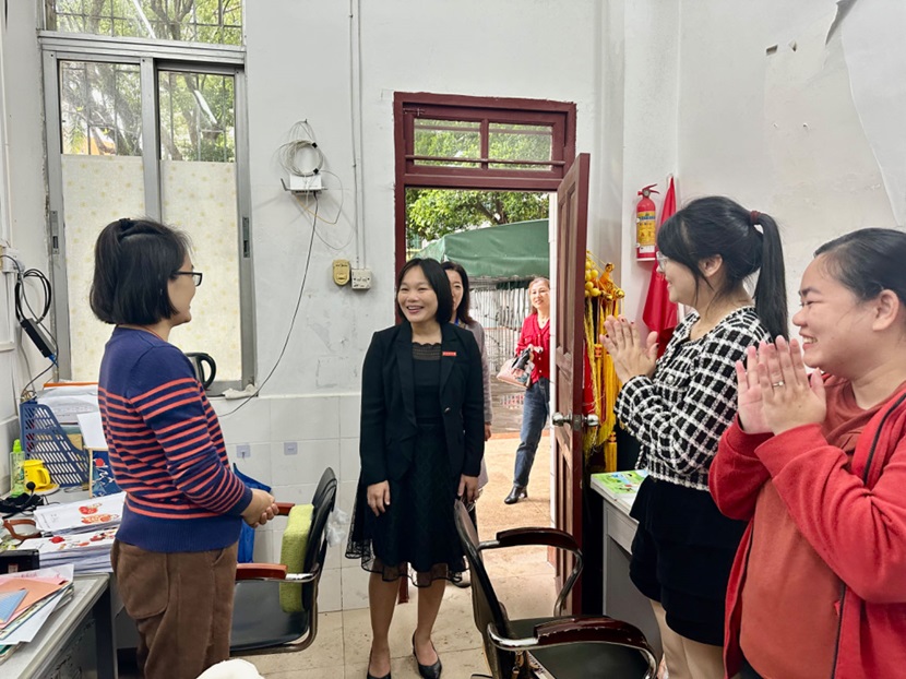 校领导到欧美性爱
调研新学期开学工作