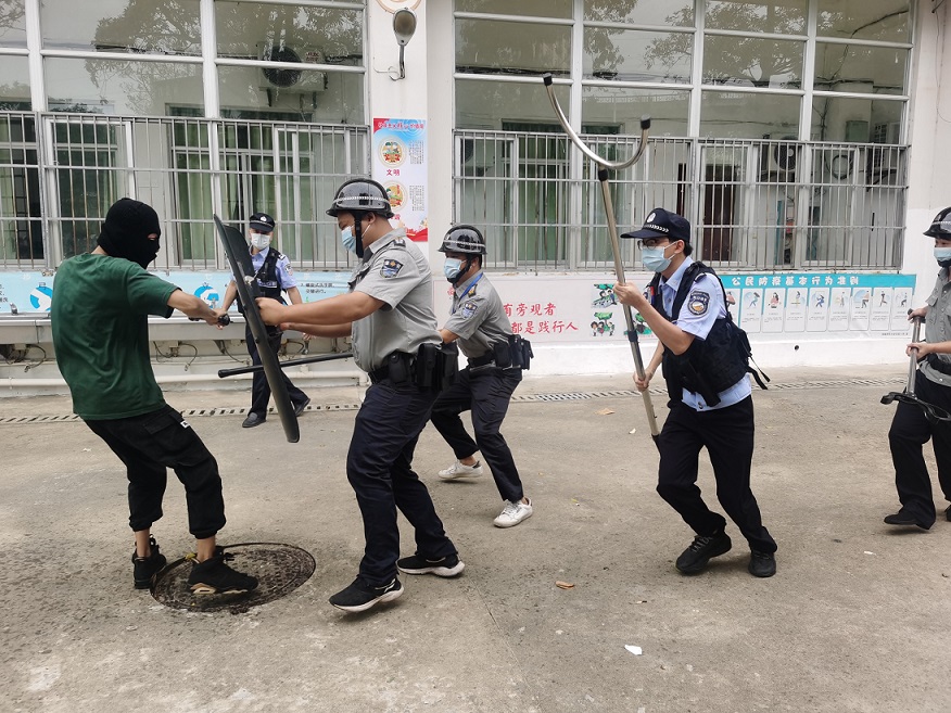 海口市琼山中介派出所张警官到欧美性爱对校警进行正规培训