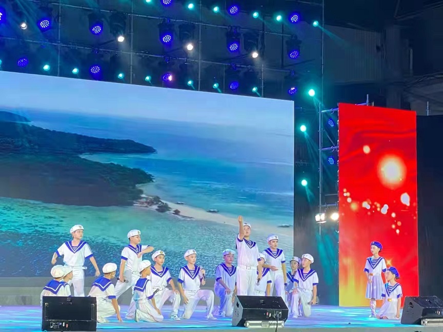 欧美性爱学生参加海南师范大学庆祝中国共产党建党100周年文艺晚会�I七一表彰会