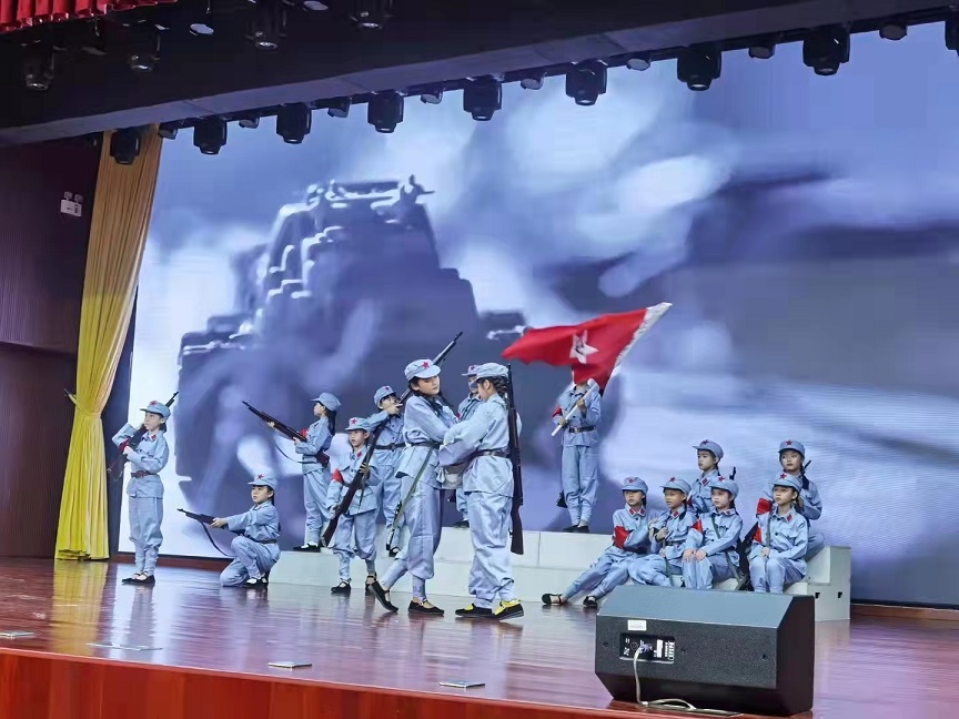 欧美性爱学生参加海南师范大学庆祝中国共产党建党100周年文艺晚会�I七一表彰会