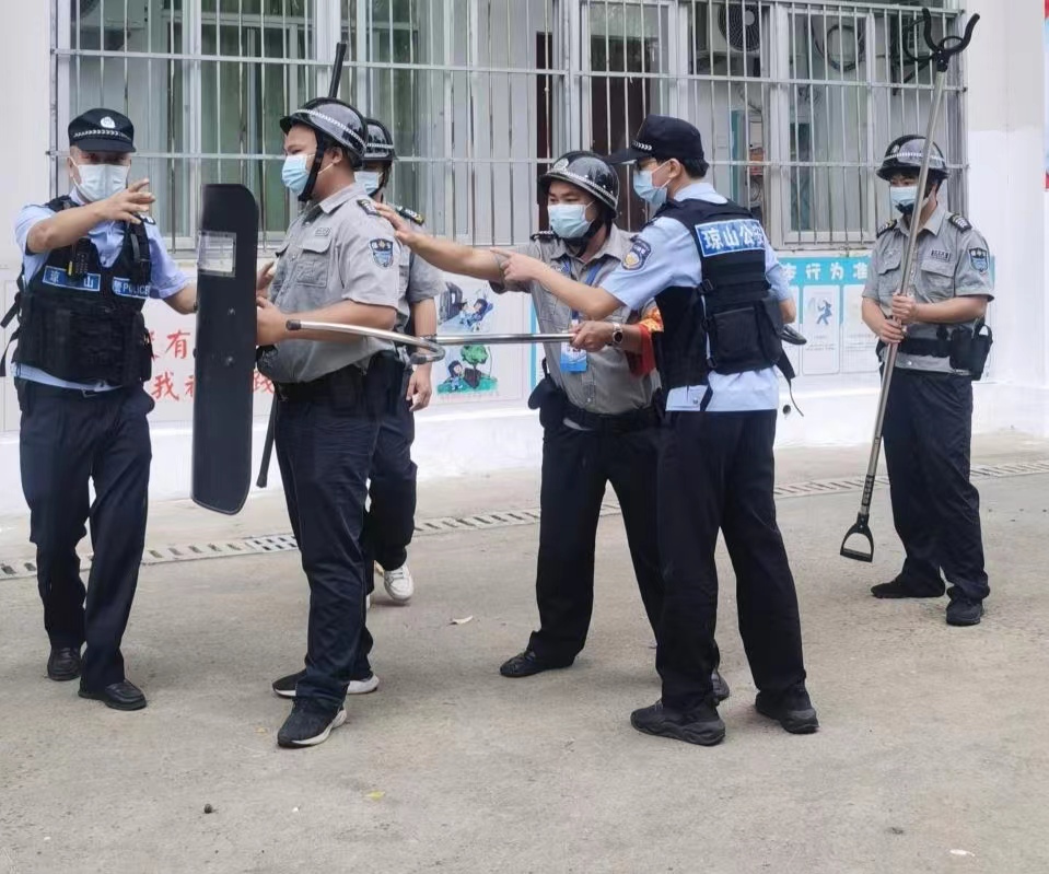 海口市琼山中介派出所张警官到欧美性爱对校警进行正规培训