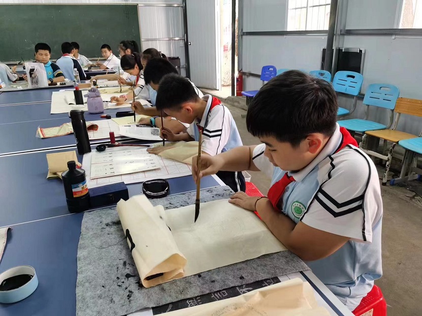 欧美性爱开展庆“六·一”现场绘画、书法比赛