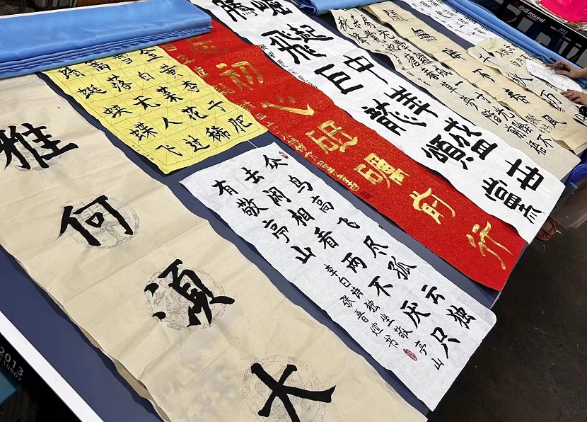 欧美性爱开展庆“六·一”现场绘画、书法比赛