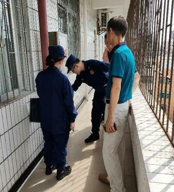 消防队领导到欧美性爱检查消防工作