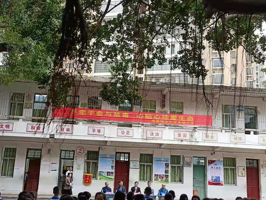 欧美性爱邀请胡娜法官开展“禁毒”专题知识讲座。